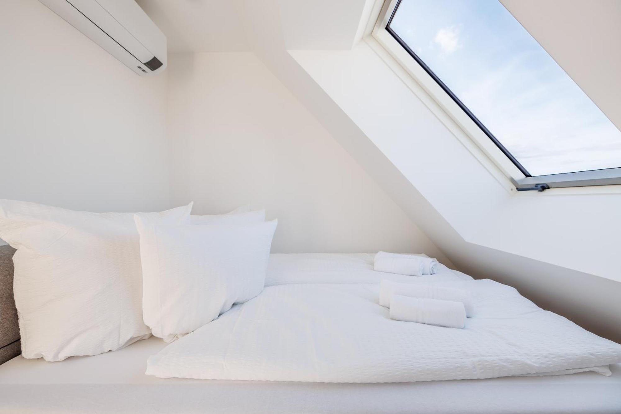 Symphony Apartments 38 - Modern Loft With Terrace And Grill In Central Location Bécs Kültér fotó